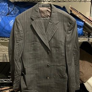 Men’s very good condition Hugo Boss grey wool suit; 42R